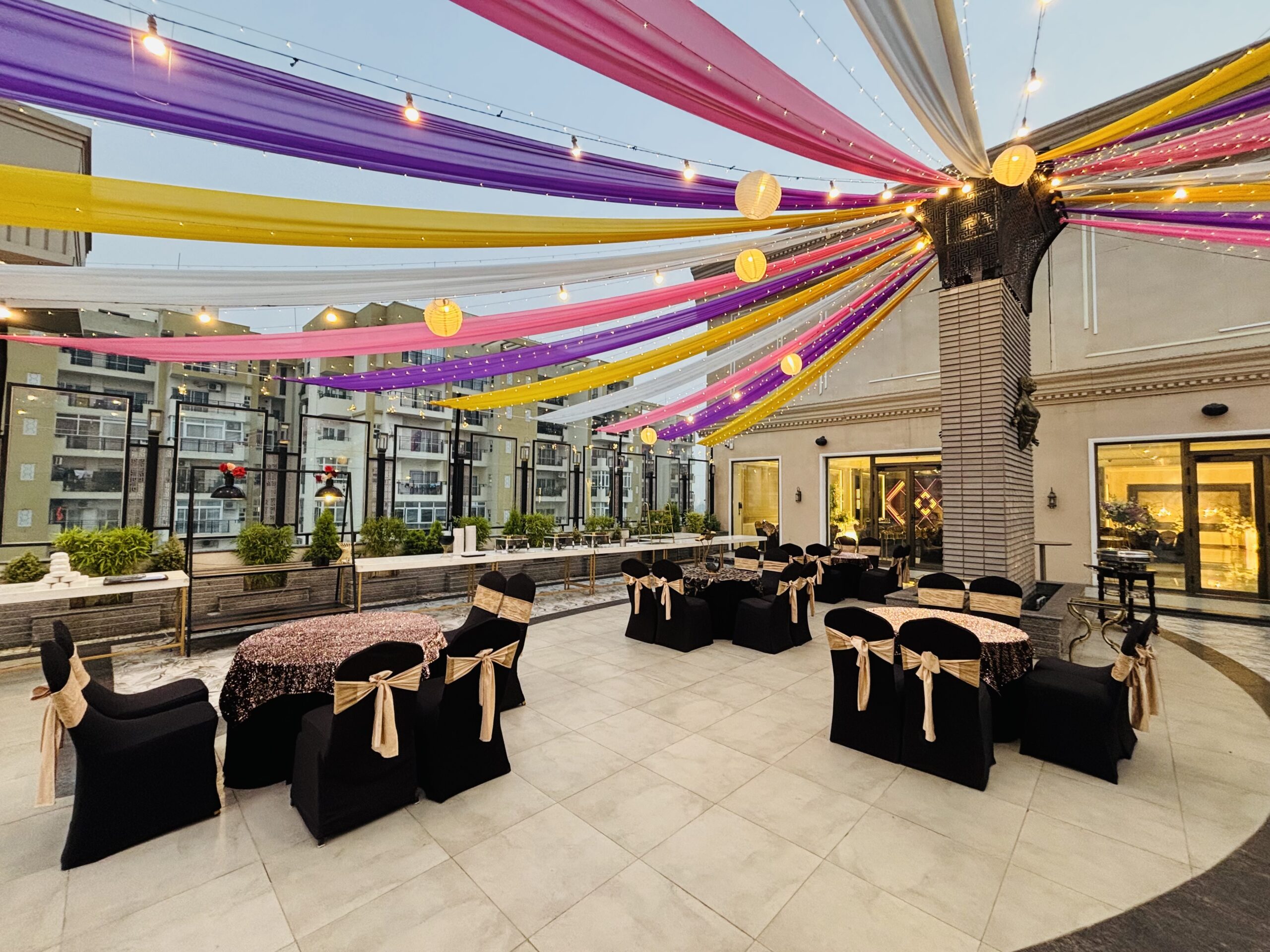 Total carpet area 6500 sq ft, it can easily accommodate around 150 to 225 Pax.