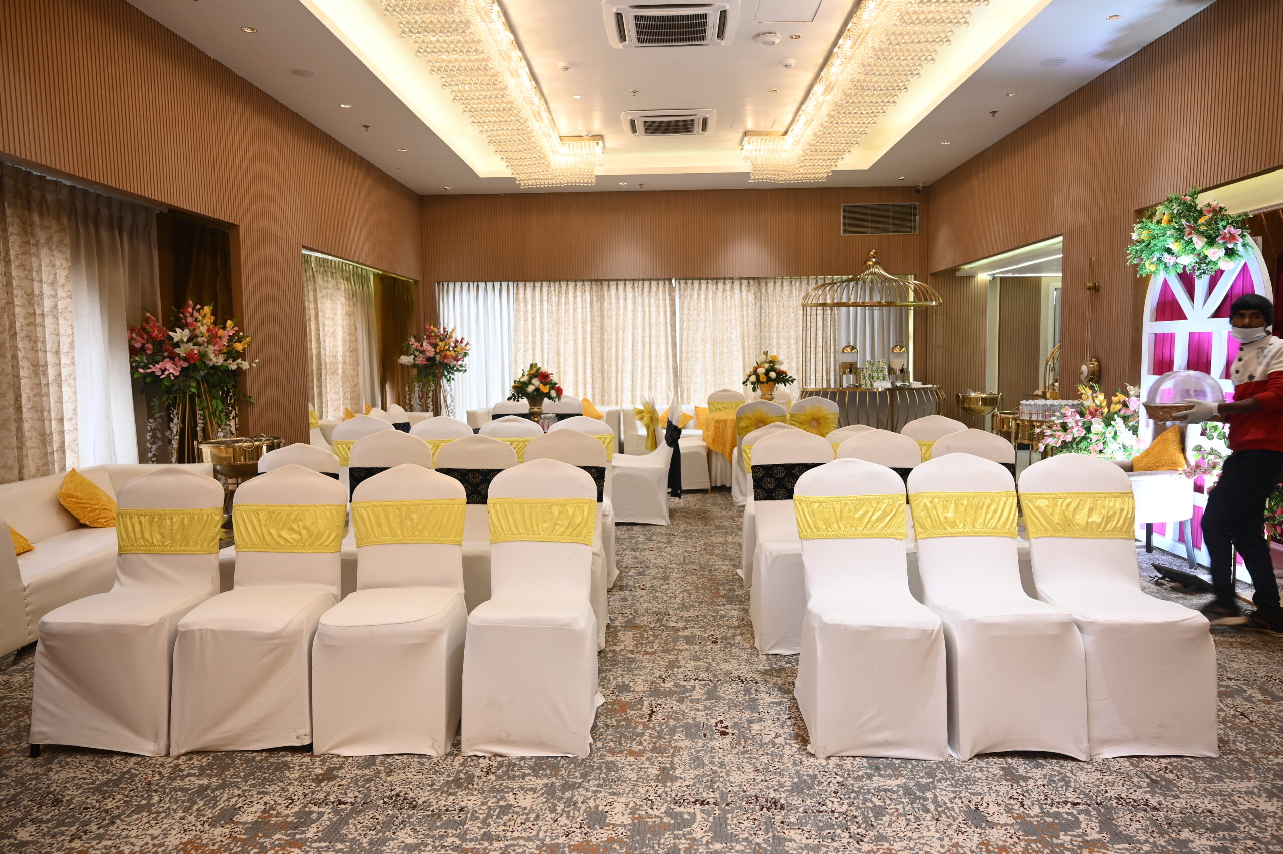 Total carpet area 2200 sq ft, it can easily accommodate around 80 to 125 Pax.